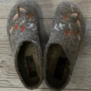 Haflinger size 8 clog brown embroidered